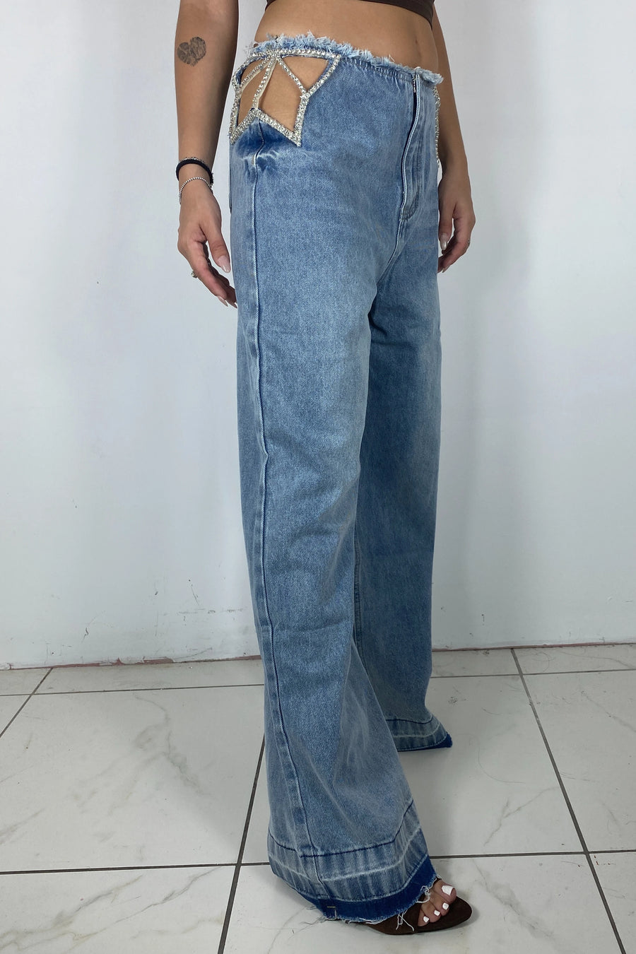 Jeans a gamba dritta con cut-out e strass sui fianchi, vista frontale