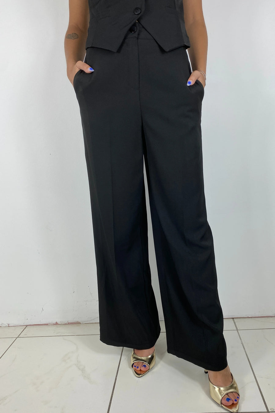Pantaloni palazzo a vita alta con elastico sul retro nero, vista frontale